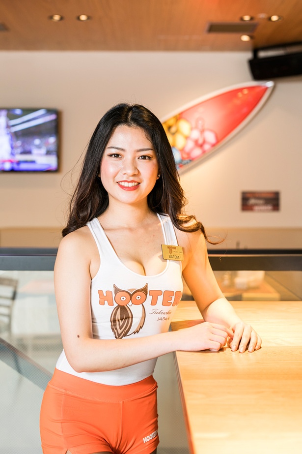 ミス フーターズジャパン コンテスト2018に出場する、HOOTERS福岡店のSATOMIさん