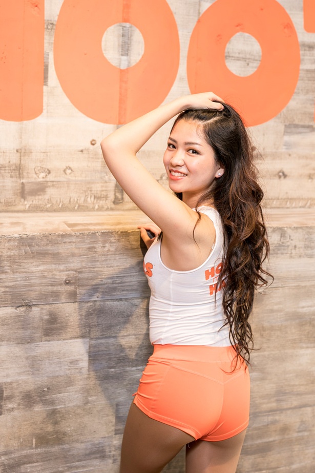 ミス フーターズジャパン コンテスト2018に出場する、HOOTERS福岡店のSATOMIさん