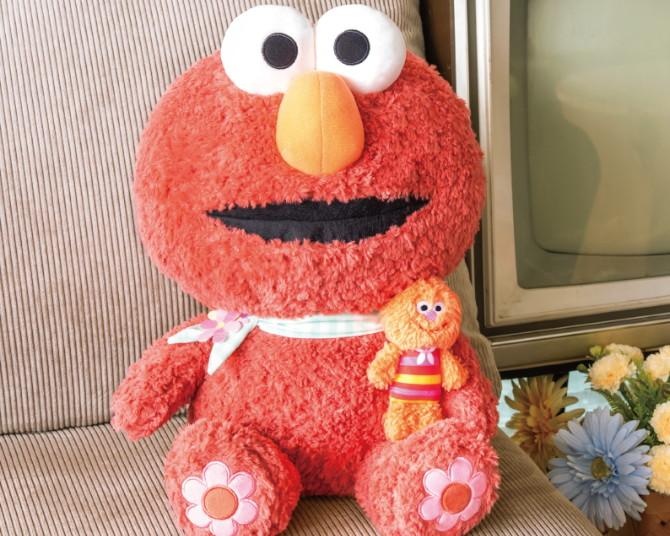 エルモの足裏にお花が！1回770円ハズレなしの「セサミストリート」くじ、刺繍スウェットからBIGぬいぐるみまで全賞品を紹介