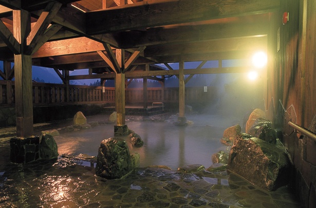 板取川のほとりで清流のせせらぎをBGMに入浴できる「板取川温泉 バーデェハウス」