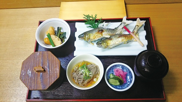 店の人気No.1メニュー「いわな唐揚げ定食」(1728円)。天然の川魚を満喫できる