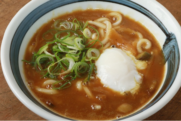 「温玉カレーうどん」(780円)。甘いダシが相まって、ルーは子どもでも食べやすい辛さに