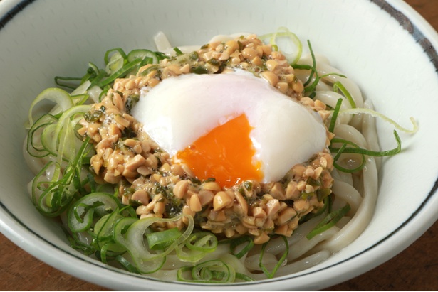 さっぱりいただける「めかぶ納豆(温玉付)」(670円)。夏バテ時などにおすすめ