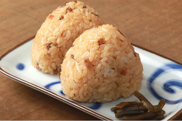 しっかりと味が染み込んだ「かしわおにぎり」(2個220円)