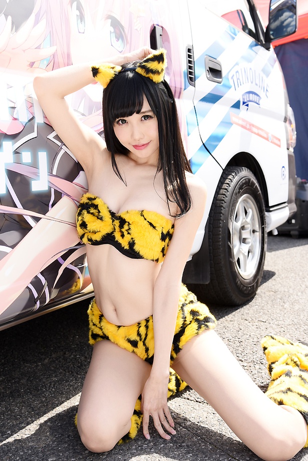 オリジナルのトラ柄ビキニで参加した稲森美優さん