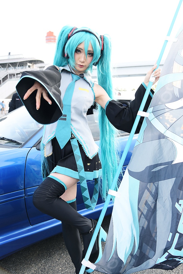 ボーカロイドの初音ミクに扮するカモミールさん(撮影協力：xxcross)