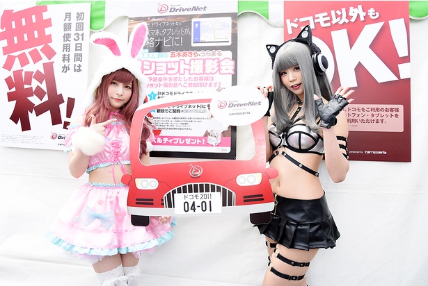 人気コスプレイヤーのうらまるさん(写真左)と、五木あきらさん(写真右)(撮影協力：docomo DriveNet)