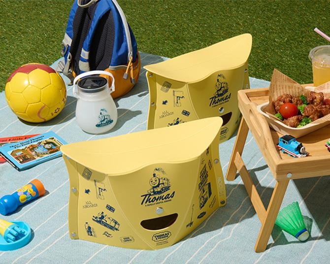 大人も大満足！「きかんしゃトーマス」のクラシックアートがプリントされた薄さ3センチの折りたたみ椅子が誕生