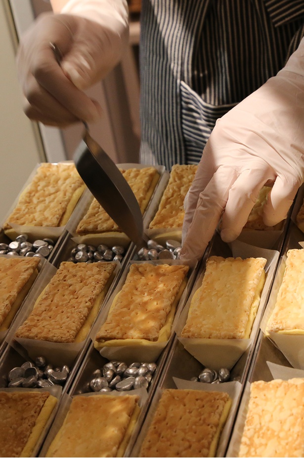 スイートポテトパイの間には膨張を防ぐ目的でストーンが敷き詰められる