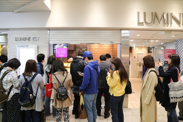 オープン直後のPOGG 新宿ルミネエスト店の様子。店の前には開店を待つたくさんの人が行列を作った