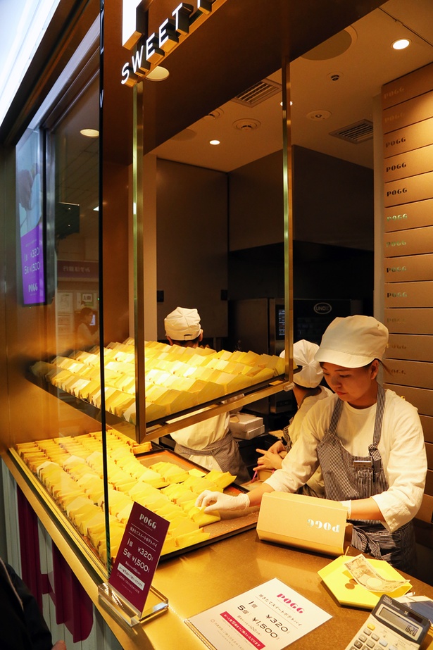 POGG新宿ルミネエスト店の店頭に並んだ「焼きたてスイートポテトパイ」も続々と詰めかけるお客の注文にその数をどんどん減らしていく
