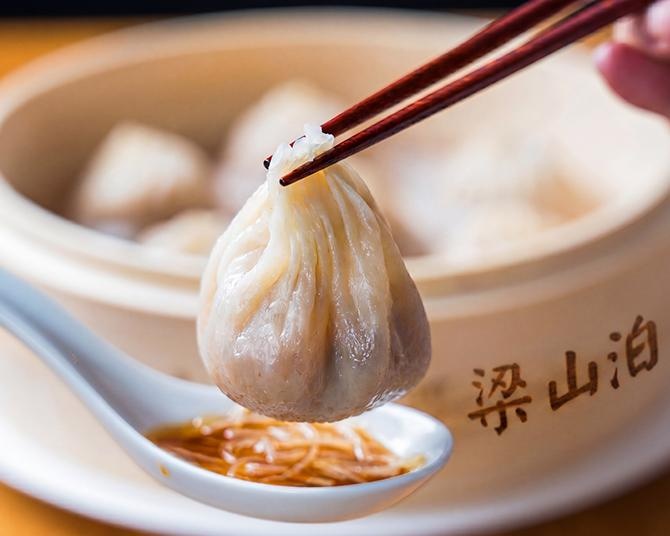 【実食レポ】あふれるスープはもはや“飲む小籠包”!?台北で大行列の「梁山泊小籠湯包」が池袋に初上陸！衝撃の“肉汁”を堪能してきた