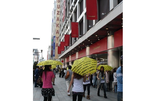 開店前にはノベルティの傘を持って歩くスタッフのパフォーマンスも