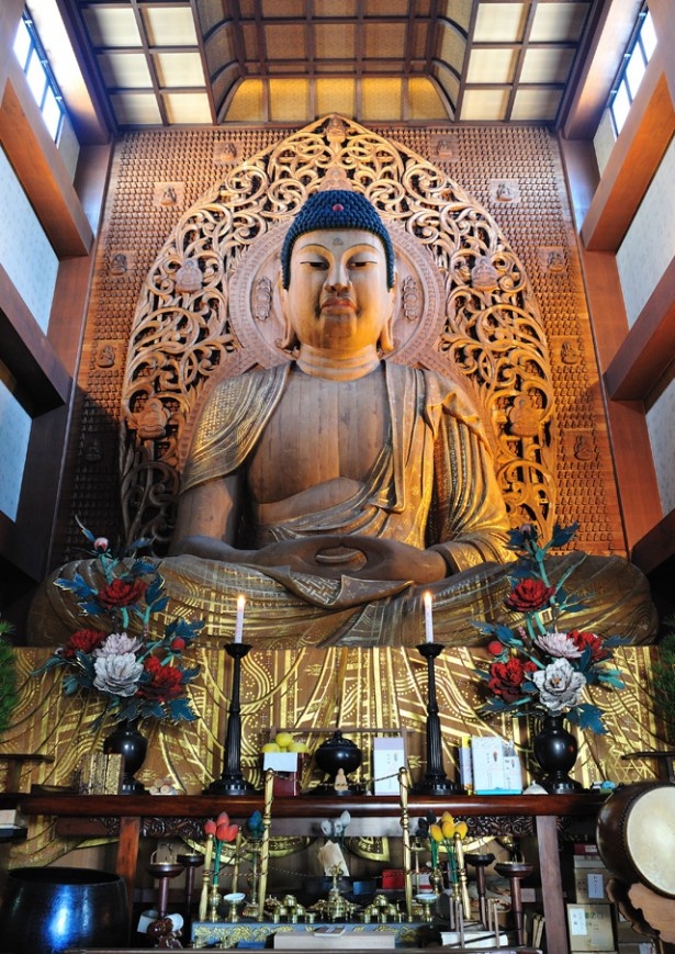 「福岡大仏」光背には7仏や13仏も彫られ、後壁面には5000もの小仏が祀られている。高さ10.8mは人間の煩悩の数にちなむ