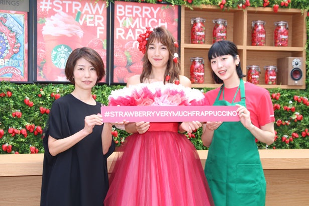 スターバックス コーヒー ジャパン 商品本部 ビバレッジ部 部長 西岡京氏(写真左)、パートナー(店員)の女性とのフォトセッションの様子