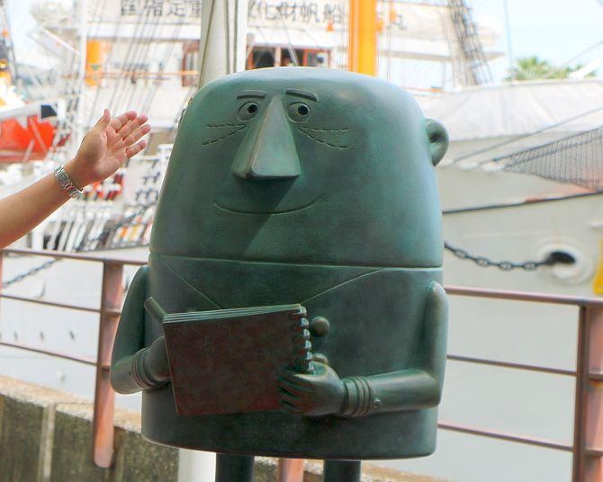 ウイスキーでおなじみのキャラクター・アンクルの銅像が横浜に登場！スタンプラリーやコラボメニューも展開