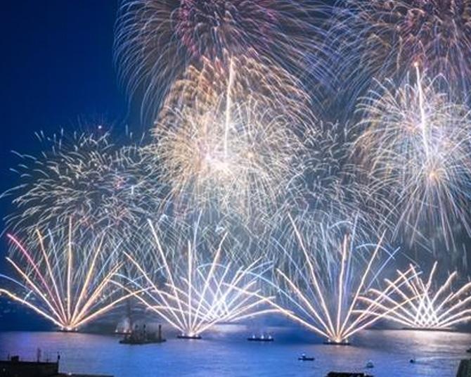 【2026最新】みなとみらいフェスティバル花火大会はどこから見るのが正解？無料でも見られる？混雑回避ルートや屋台情報を徹底解説