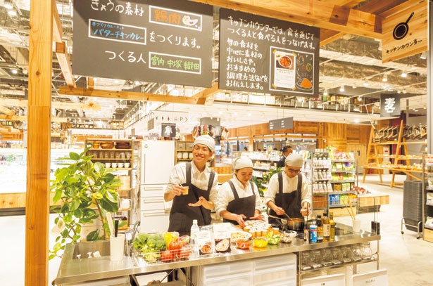 商品を使った料理のレシピなどを提案してくれる「対面販売型カウンター」