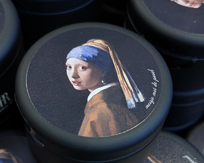 「真珠の耳飾りの少女」グッズがずらり！大阪・フェルメール展のお土産、会場以外で買えるアイテムも