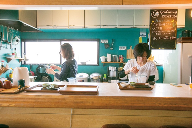 「海宿食堂 グッドモーニング材木座」ではオープンキッチンで女性スタッフが愛情たっぷりの朝食でおもてなし