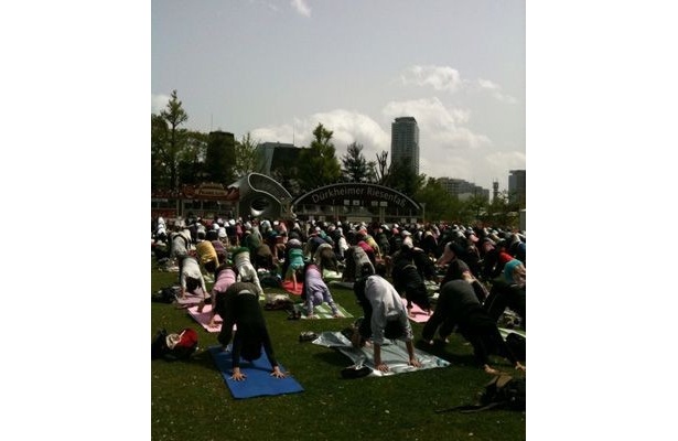同じく同時開催の「PARK YOGA」では400人以上が一斉にヨガ！