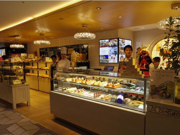 2階 パンやスイーツは持ち帰ることも、カフェでいただく事もできる「ル・パン神戸北野」(国内空港初出店)