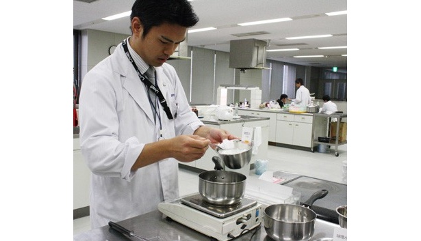 今回、“東京ウォーカー焼肉のたれ”を作ってくれたのは、商品開発部の細見拓雅(ほそみひろただ)さん。日本食研の新商品「焼肉のたれ 宮殿」を開発したスーパーエースだ