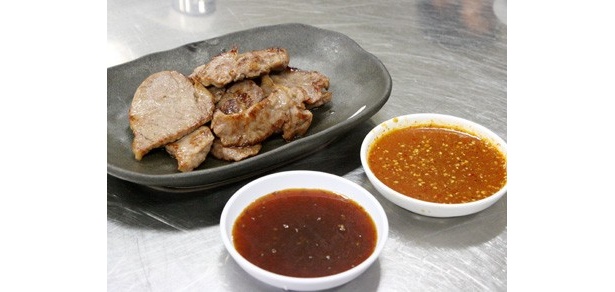 手前の濃い色のたれが、市販されている「焼肉のたれ 宮殿」。色味だけでこの差！