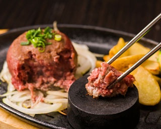 分厚い塊肉！「喰らえっ、肉爆弾！！」が天神コアに期間限定オープン！