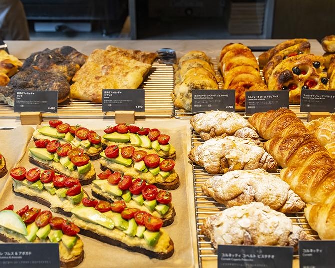いつもの食卓に、イタリアの風を。プリンチの松田シェフとロースタリー東京のパートナーが語る「パーネ イン カセッタ」と「直焼きフォカッチャ」のおいしい楽しみ方
