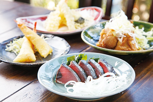 カツオのタタキや天ぷらの盛り合わせなど選べる一品の例/cafe 一来果