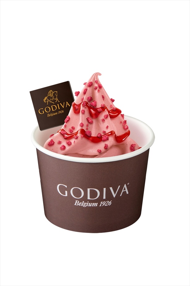 ストロベリーチップとストロベリーソースのトッピングがリッチな「ゴディバ ソフトクリーム ホワイトチョコレート ストロベリー」カップ