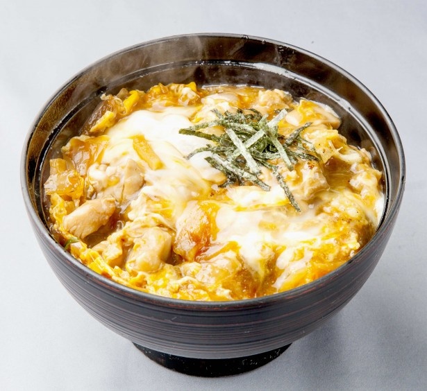 ｢親子丼｣(みそ汁付420円)は、卵のとろふわ感が絶妙