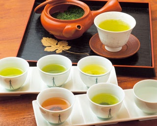 日本茶インストラクターが厳選した100種の茶葉を楽しむ「神戸チャイハーネ」
