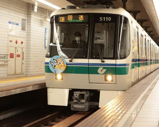 世界中で大人気の『ブルーイ』って知ってる？神戸の街を駆け巡る“かわいすぎるコラボ”の裏側を調査！