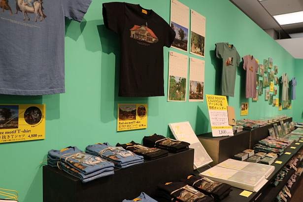 併設されたショップには、本展をモチーフにしたTシャツなどが並ぶ