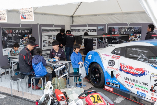 日産自動車大学校のブースではS耐車両の展示とそのマシンのペーパークラフトが行われていた