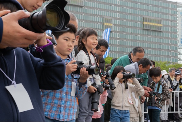 モータースポーツを専門に撮影するプロカメラマン(JRPA)の指導を受ける子供たち