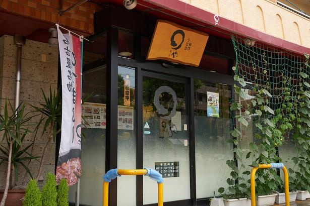 行列必至の人気店。店内にある待合室にはテレビやゲームもあり/まるや本店
