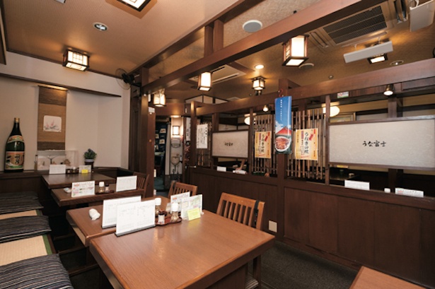テーブルと座敷があり、常に活気がある店内 / 炭焼 うな富士