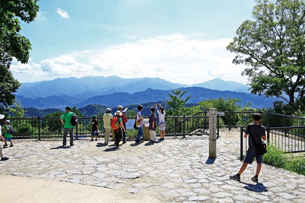 高尾山山頂の大見晴園地では、天気に恵ま れれば丹沢の山々や富士山などが見られる