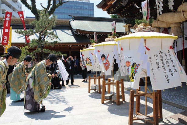 伝統の博多松ばやしは、神社での奉納後に官公庁や企業などを祝い巡る