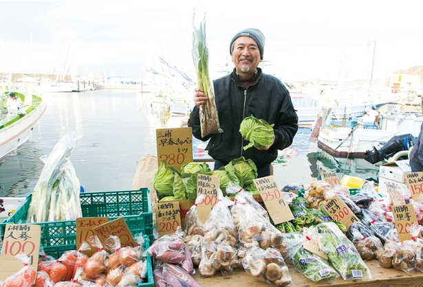 【写真を見る】「昭和天皇の頃から御用邸にも野菜を卸しています」という葉山の老舗「八百藤」。三浦産の新鮮な農作物を販売