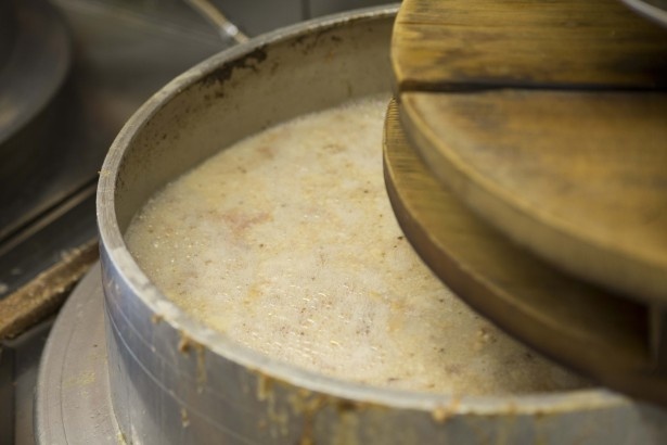 スープの濃度は北九州随一！髄から旨味を絞り出すように、頻繁に混ぜながら約16時間炊き込む