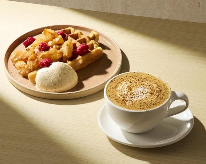 ブルーボトルコーヒー カフェに秋限定メニューが登場！新作のミソキャメルラテや秋限定スイーツでくつろぎのペアリング体験を