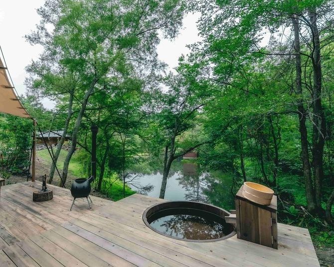 全室プライベートサウナ付き！池のほとりに佇む一棟宿「Earthboat Kitakaruizawa」がグランドオープン