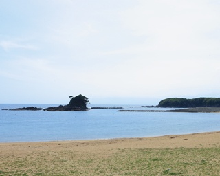怪獣みたいな島!?話題のフォトスポット「あづり浜」