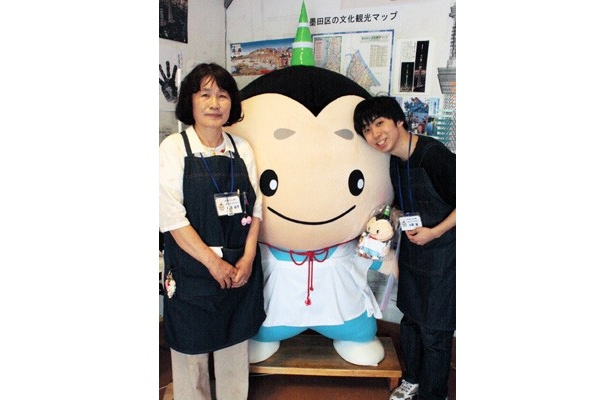 同店では押上・業平橋地区のキャラクター「おしなりくん」グッズを販売しているが、中でも「おしなりくん人形(中)」(500円)は、1日でダンボール2箱分が完売してしまうほど人気