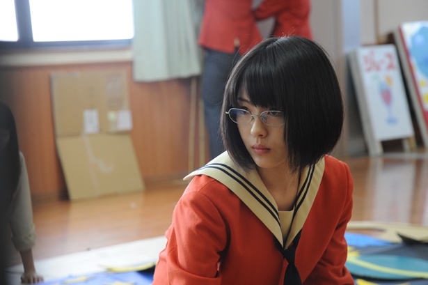 【写真を見る】メガネっ子もかわいい!”キミスイ”の浜辺美波は『となりの怪物くん』にも出演