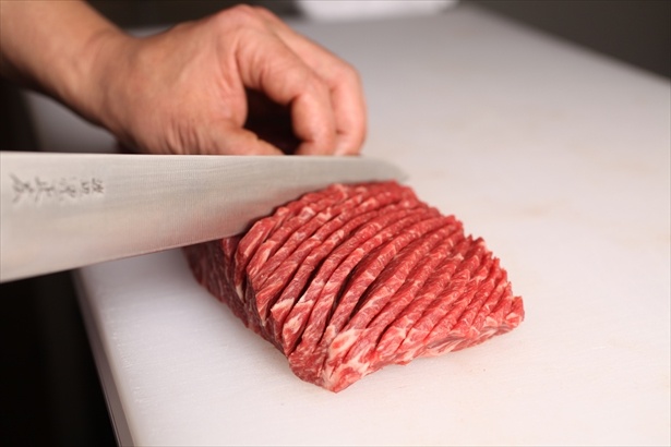 厚切りの肉にミリ単位のスリットを入れる。厳選した肉を店内で調理することがこだわりの一つ